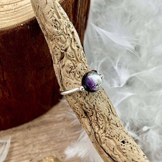 GALAXY PURPLE BAGUE AVEC UNE PERLE EN VERRE PHOSPHORESCENTE COULEUR POURPRE ET ARGENT 925