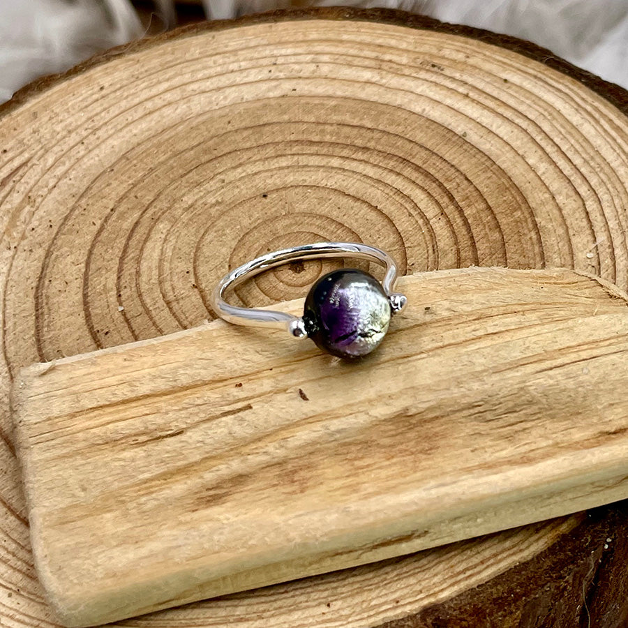 GALAXY PURPLE BAGUE AVEC UNE PERLE EN VERRE PHOSPHORESCENTE COULEUR POURPRE ET ARGENT 925