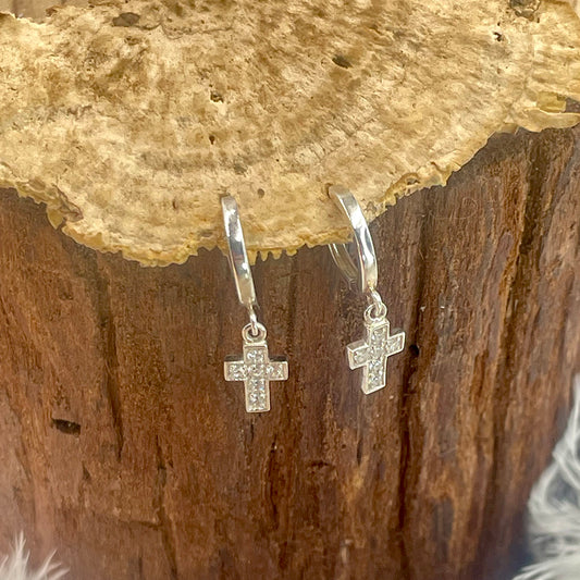 LIGHT AND FAITH BOUCLES D'OREILLES CRÈOLE AVEC PENDENTIFS CROIX PAVÉS DE ZIRCONS ET ARGENT 925