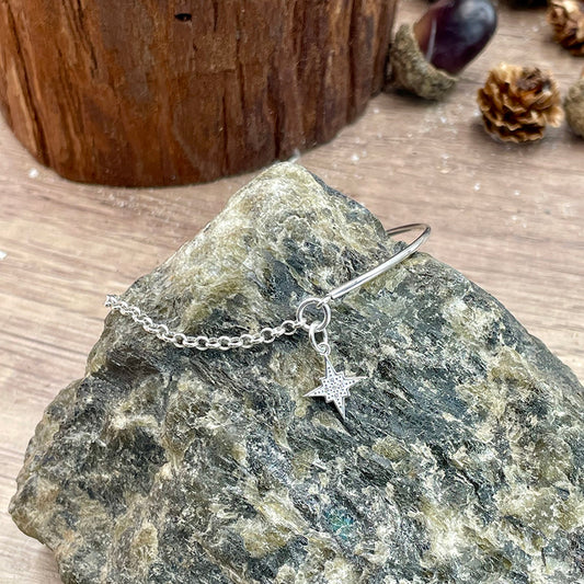 LUCKY ME BRACELET DEMI-JONC ET CHAÎNE JASERON AVEC PENDENTIF ÉTOILE DU NORD PAVÉ DE ZIRCONS EN ARGENT 925