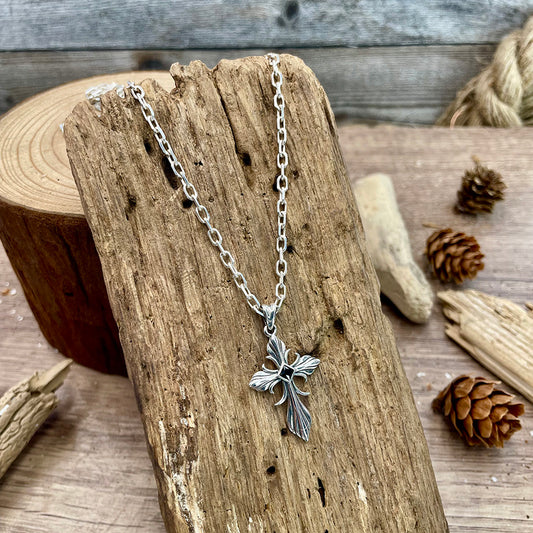 TRUE STORY COLLIER HOMME CHAÎNE FORÇAT ÉPAISSE AVEC PENDENTIF CROIX GOTHIQUE PAVÉ D'ONYX ET ARGENT 925