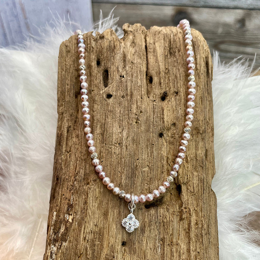 OCEAN PEARLS COLLIER EN PERLES DE CULTURE D'EAU DOUCE ROSES AVEC PENDENTIF TRÉFLES A QUATRE FEUILLES PAVÉ DE ZIRCONS EN ARGENT 925