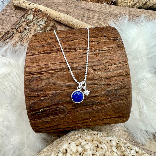 SECRET MOON COLLIER CHAÎNE MAILLE BOULES FACETTÉES AVEC PENDENTIFS CABOCHONS EN LAPIS LAZULI ET ÉTOILE POLAIRE SERTIE DE ZIRCONS EN ARGENT 925