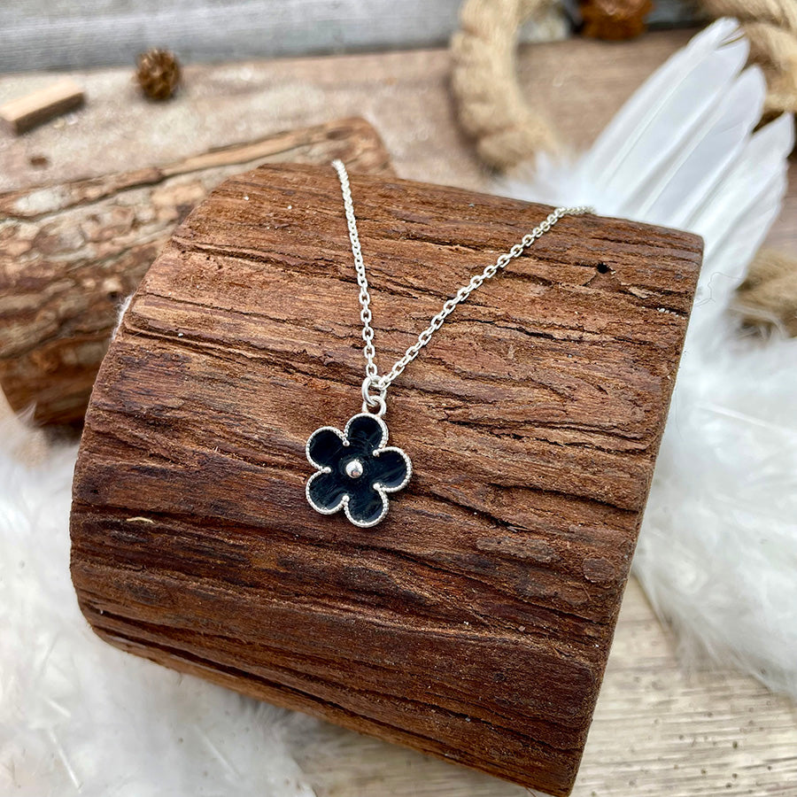 DAISY COLLIER CHAÎNE MAILLE FORÇAT FACETTÉE AVEC PENDENTIF EN FORME DE FLEUR EN ÉMAIL NOIR ET ARGENT 925