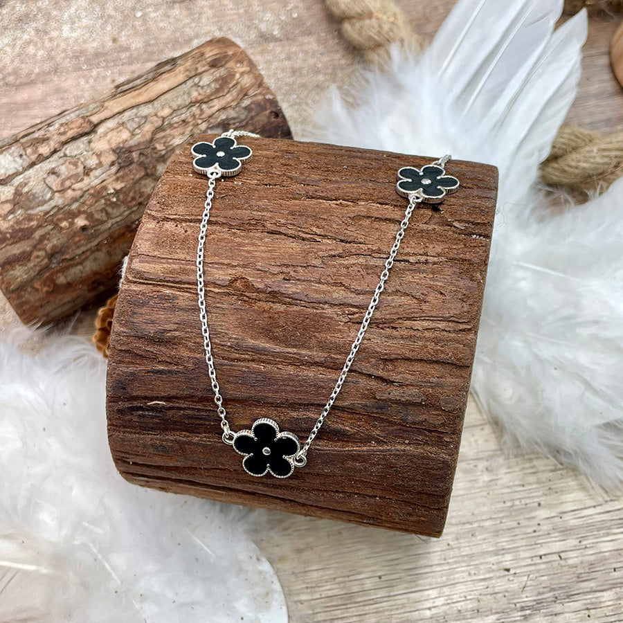 BLACK DAISY COLLIER SAUTOIR AVEC CHAÎNE MAILLE FORÇAT FACETTÉE ET TRIO DE PENDENTIFS EN FORME DE FLEURS ÉMAILLÉES EN ARGENT 925