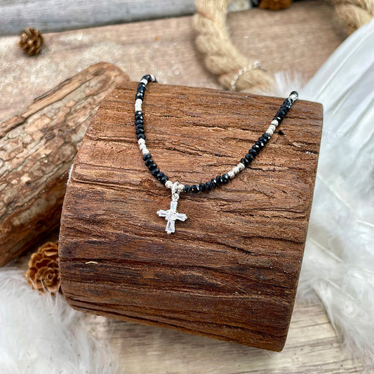 HOPE COLLIER EN PERLES DE SPINELLE AVEC PENDENTIF CROIX PAVÉ DE ZIRCONS EN ARGENT 925