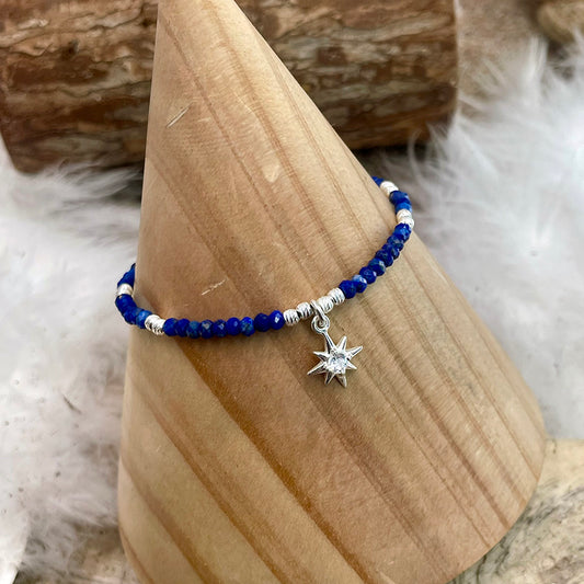 STAR SHINNERS BRACELET EN PERLES DE LAPIS-LAZULI AVEC PENDENTIF ÉTOILE POLAIRE PAVÉ DE ZIRCONS ET FERMOIR EN ARGENT 925