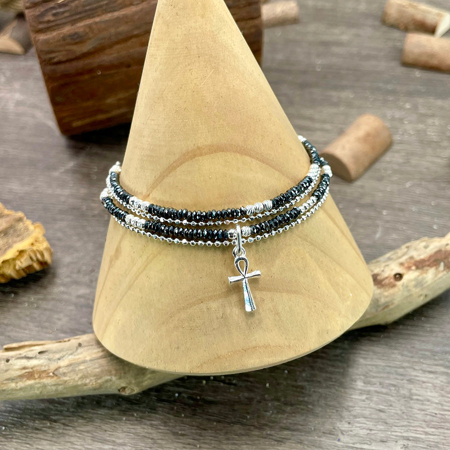 ANKH BRACELET MULTI-RANGS EN PERLES D'HÉMATITE AVEC CHAÎNE BOULES FACETTÉES ET PENDENTIF CROIX DE VIE ÉGYPTIENNE EN ARGENT 925