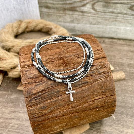 ANKH BRACELET MULTI-RANGS EN PERLES D'HÉMATITE AVEC CHAÎNE BOULES FACETTÉES ET PENDENTIF CROIX DE VIE ÉGYPTIENNE EN ARGENT 925