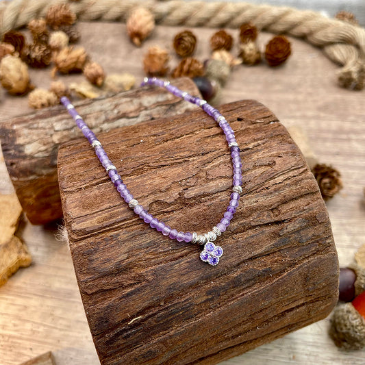 EMOTIONAL STATE COLLIER EN PERLES D'AMÉTHYSTE FACETTÉES AVEC PENDENTIF TRÈFLE À QUATRE FEUILLES PAVÉ DE ZIRCONS VIOLETS ET ARGENT 925