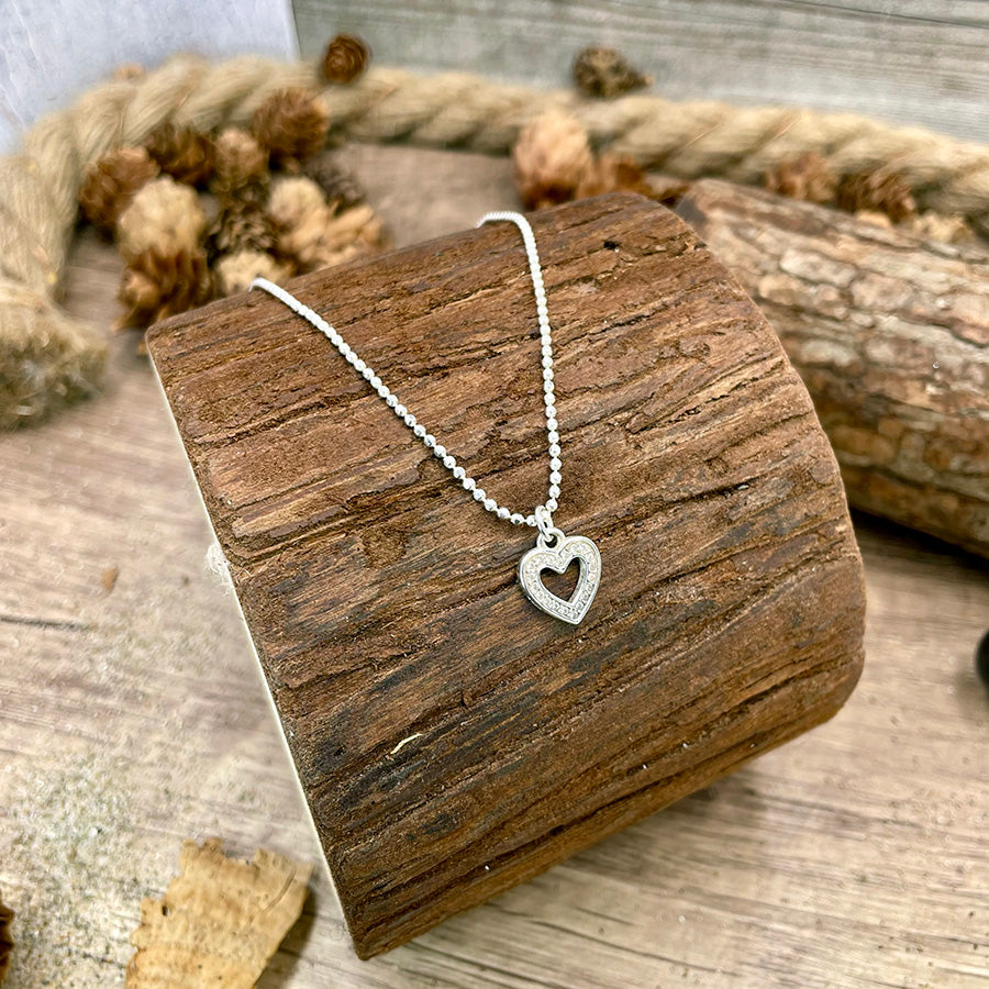 DIAMOND HEART COLLIER CHAÎNE BOULES FACETTÉES AVEC PENDENTIF CŒUR AJOURÉ PAVÉ DE ZIRCONS ET ARGENT 925