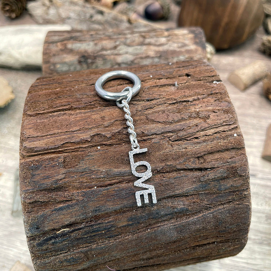 CUORE MIO PORTE-CLÉS MOUSQUETON AVEC CHAÎNE GOURMETTE ET PENDENTIF "LOVE" EN LETTRES PAVÉES DE ZIRCONS EN ARGENT 925