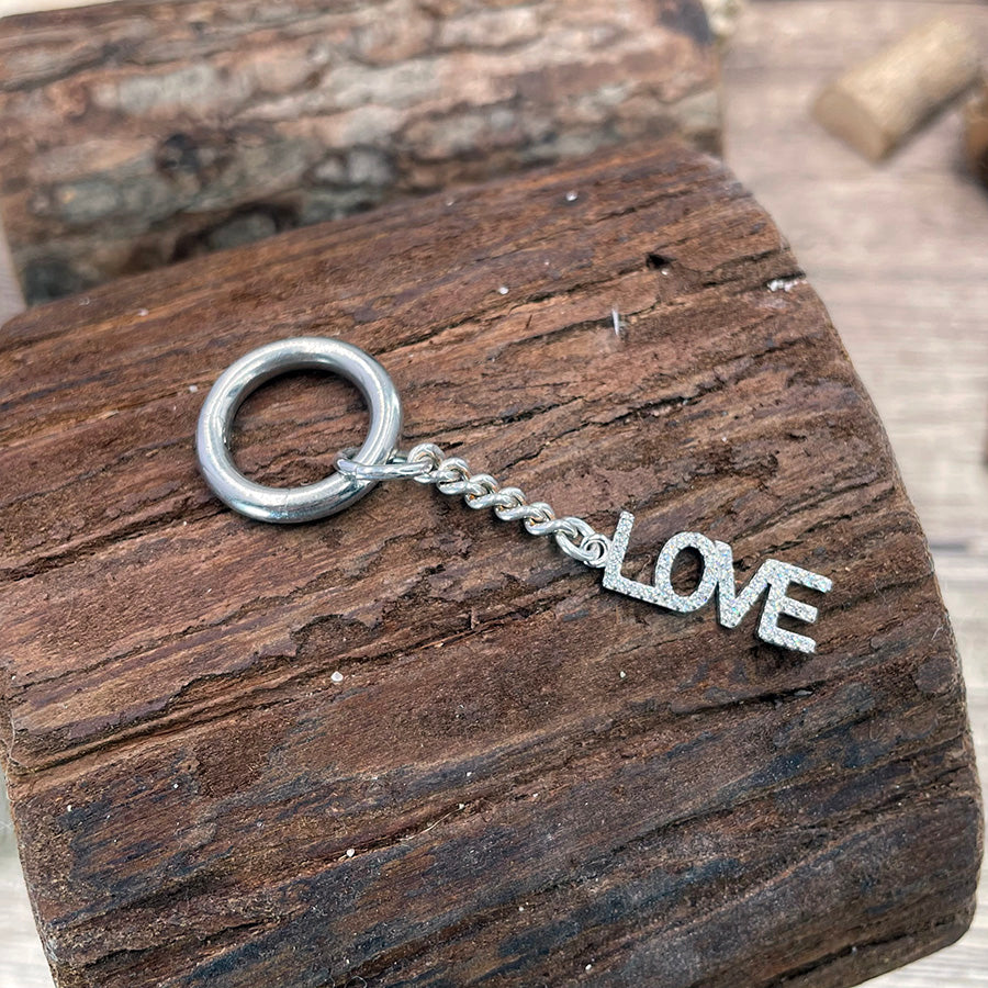 CUORE MIO PORTE-CLÉS MOUSQUETON AVEC CHAÎNE GOURMETTE ET PENDENTIF "LOVE" EN LETTRES PAVÉES DE ZIRCONS EN ARGENT 925