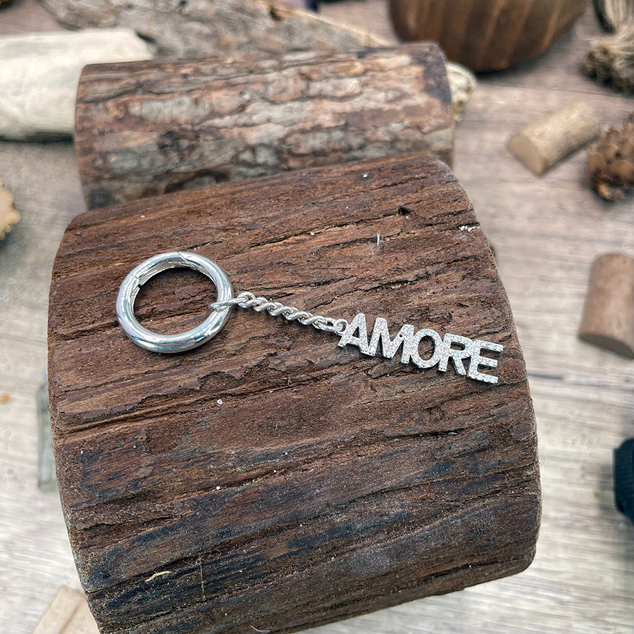 TESORO MIO PORTE-CLÉS MOUSQUETON AVEC CHAÎNE GOURMETTE ET PENDENTIF "AMORE" EN LETTRES PAVÉES DE ZIRCONS EN ARGENT 925