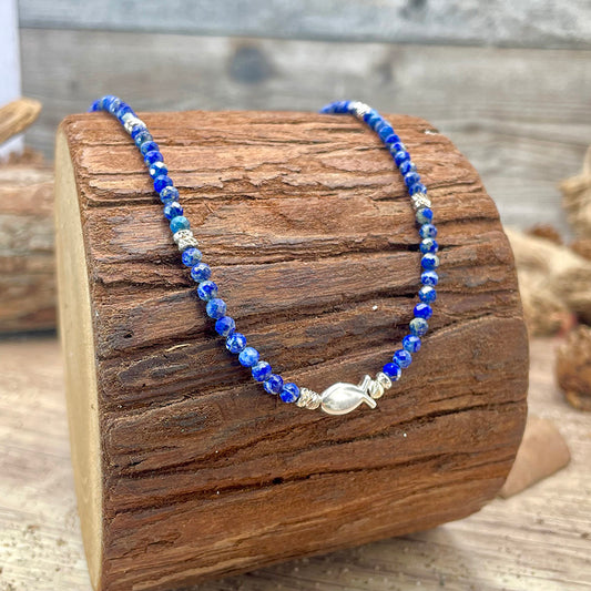 BLUE ANGELFISH COLLIER EN PERLES DE LAPIS-LAZULI FACETTÉES AVEC PENDENTIF POISSON MIROIR EN ARGENT 925