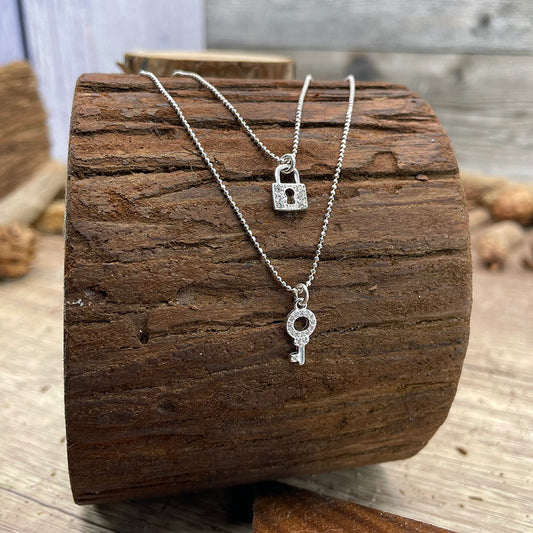 KEYHOLE COLLIER DOUBLE RANG AVEC CHAÎNES MAILLE BOULES DIAMANTÈES ET PENDENTIFS CLÉ ET CADENAS PAVÉS DE ZIRCONS ARGENT 925