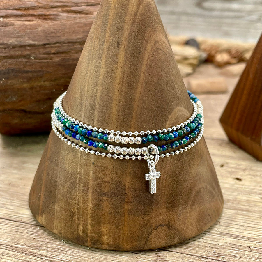 IMPEGNO BRACELET MULTI-RANGS EN PERLES DE CHRYSOCOLLE À FACETTES AVEC CHAÎNE MAILLE BOULES DIAMANTÉES ET PENDENTIF CROIX PAVÉ DE ZIRCONS EN ARGENT 925