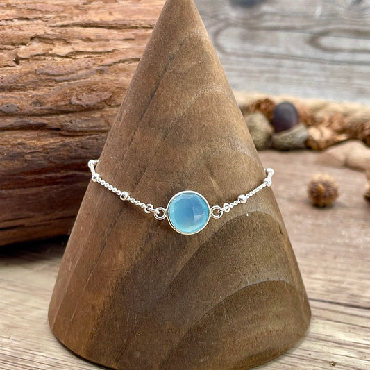 BABY BLUE BRACELET CHAÎNE MAILLE FORÇAT ALTERNÉE DE BOULES EN ARGENT 925 ET PENDENTIF INTERCALAIRE CABOCHON EN CALCÉDOINE BLEUE ET ARGENT 925