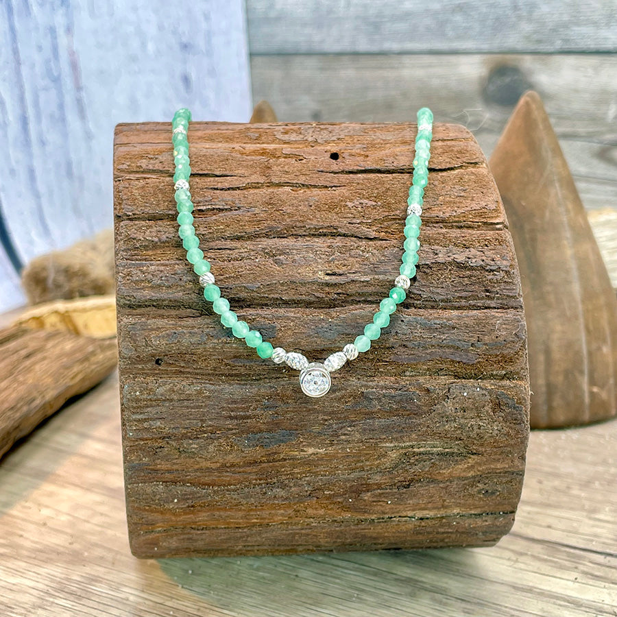 LUCKY STONE COLLIER EN PERLES D'AVENTURINE VERTE FACETTÉES ET PENDENTIF SOLITAIRE EN ZIRCON TAILLÉ EN TRÈFLE ET ARGENT 925