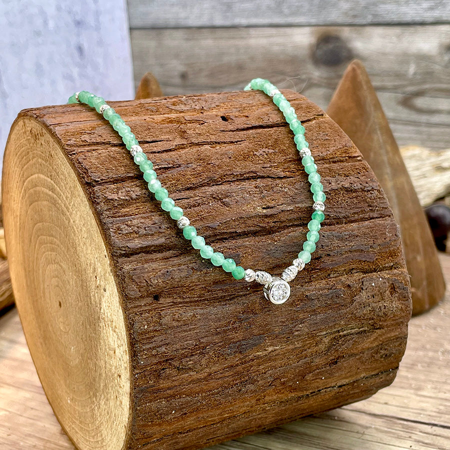 LUCKY STONE COLLIER EN PERLES D'AVENTURINE VERTE FACETTÉES ET PENDENTIF SOLITAIRE EN ZIRCON TAILLÉ EN TRÈFLE ET ARGENT 925