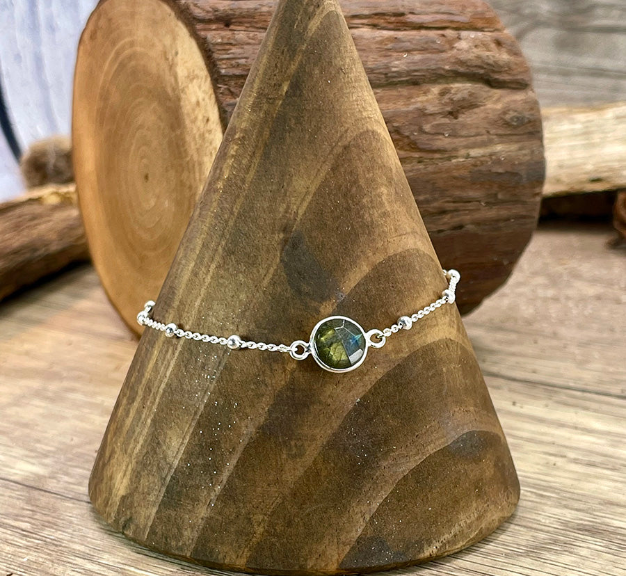 MIDORI BRACELET CHAÎNE MAILLE FORÇAT ALTERNÉE DE BOULES EN ARGENT 925 ET PENDENTIF INTERCALAIRE CABOCHON EN LABRADORITE ET ARGENT 925