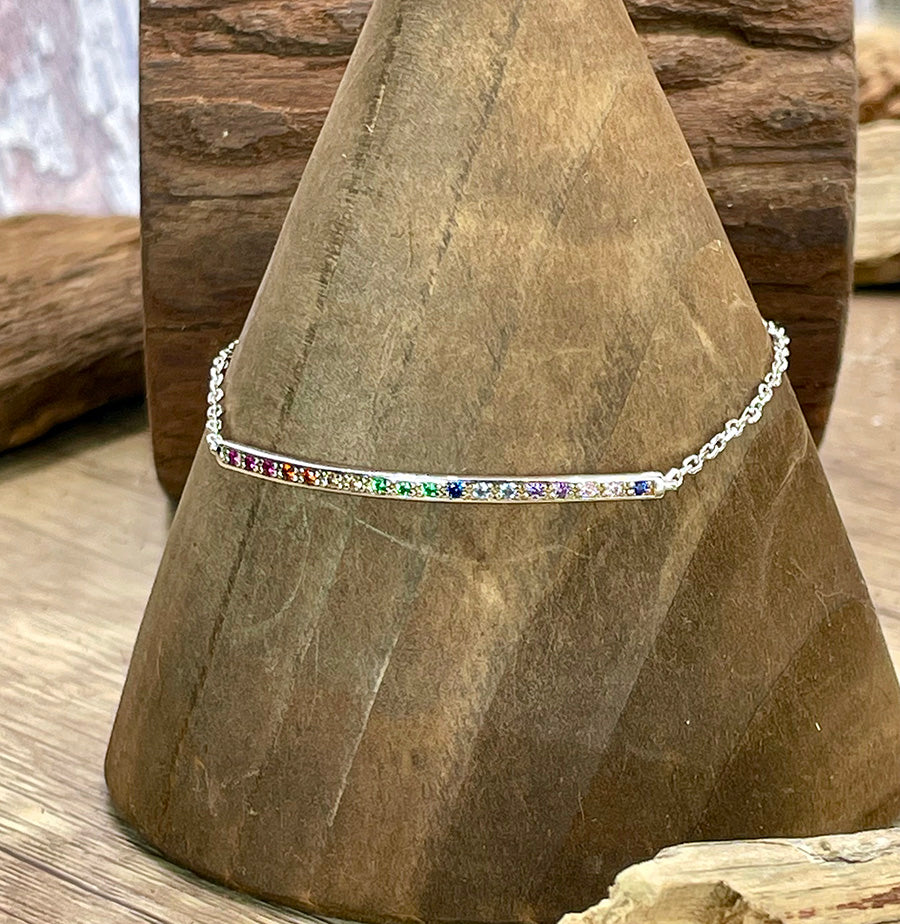 RAINBOW BREEZE BRACELET CHAÎNE MAILLE FORÇAT AVEC BARRETTE CENTRALE PAVÉE DE ZIRCONS EN ARC-EN-CIEL ET ARGENT 925