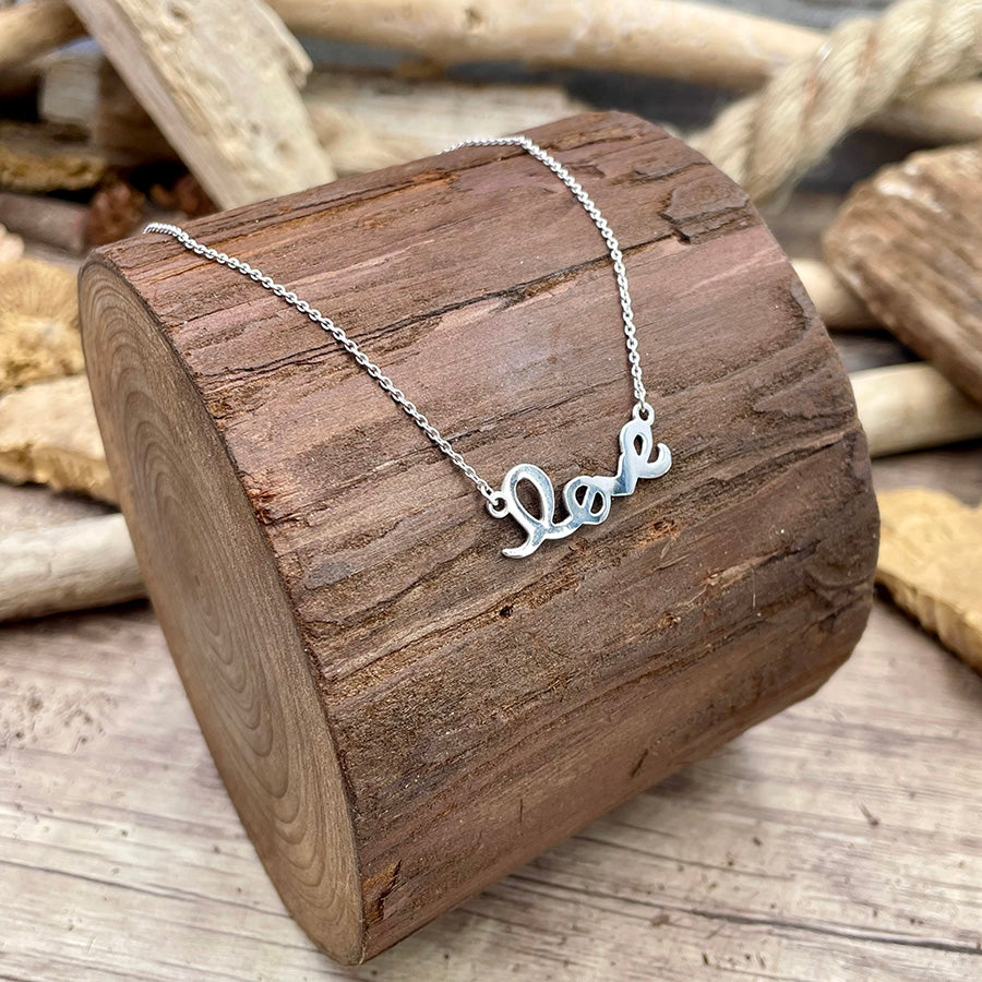 Collier femme LOVE SCRIPT – chaîne forçat fine et mot “love” en lettres manuscrites en argent 925