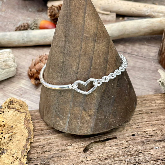 Bracelet femme demi-jonc en argent 925 – HOOK MY HEART, chaîne forçat massive & fermoir mousqueton cœur