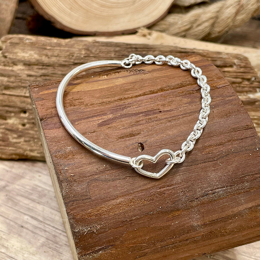 Bracelet femme demi-jonc en argent 925 – HOOK MY HEART, chaîne forçat massive & fermoir mousqueton cœur