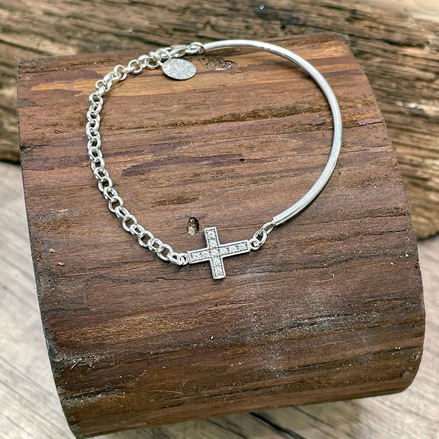 Bracelet femme BLESSED & BOLD – demi-jonc, chaîne jaseron et croix pavée de zircons façon diamant en argent 925