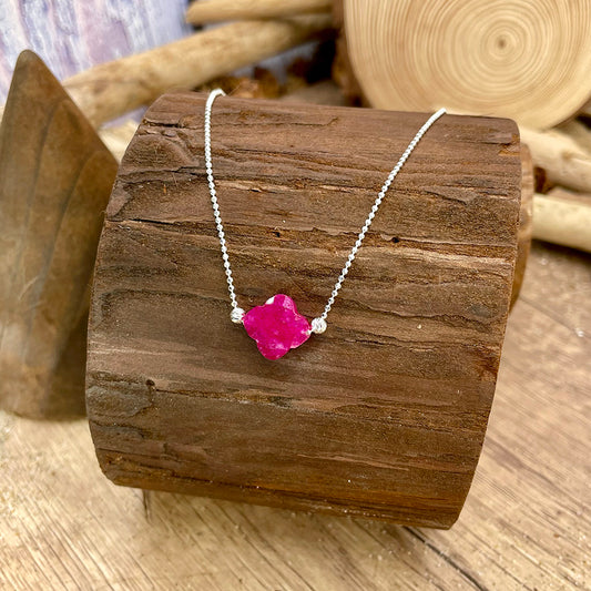 Collier femme POP MY CHARM – trèfle en calcédoine rose fuchsia & chaîne boules scintillantes