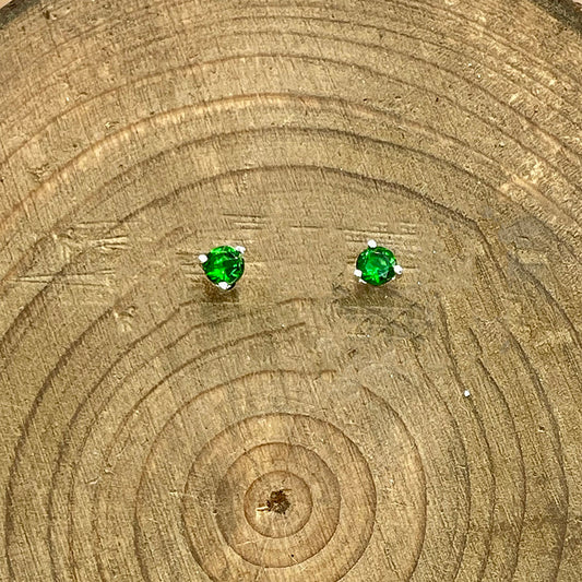 Clous d’oreilles unisexe SHINE WITHOUT ASKING – zircon vert 3 griffes en argent 925, taille 3 mm | Pitch & Néo