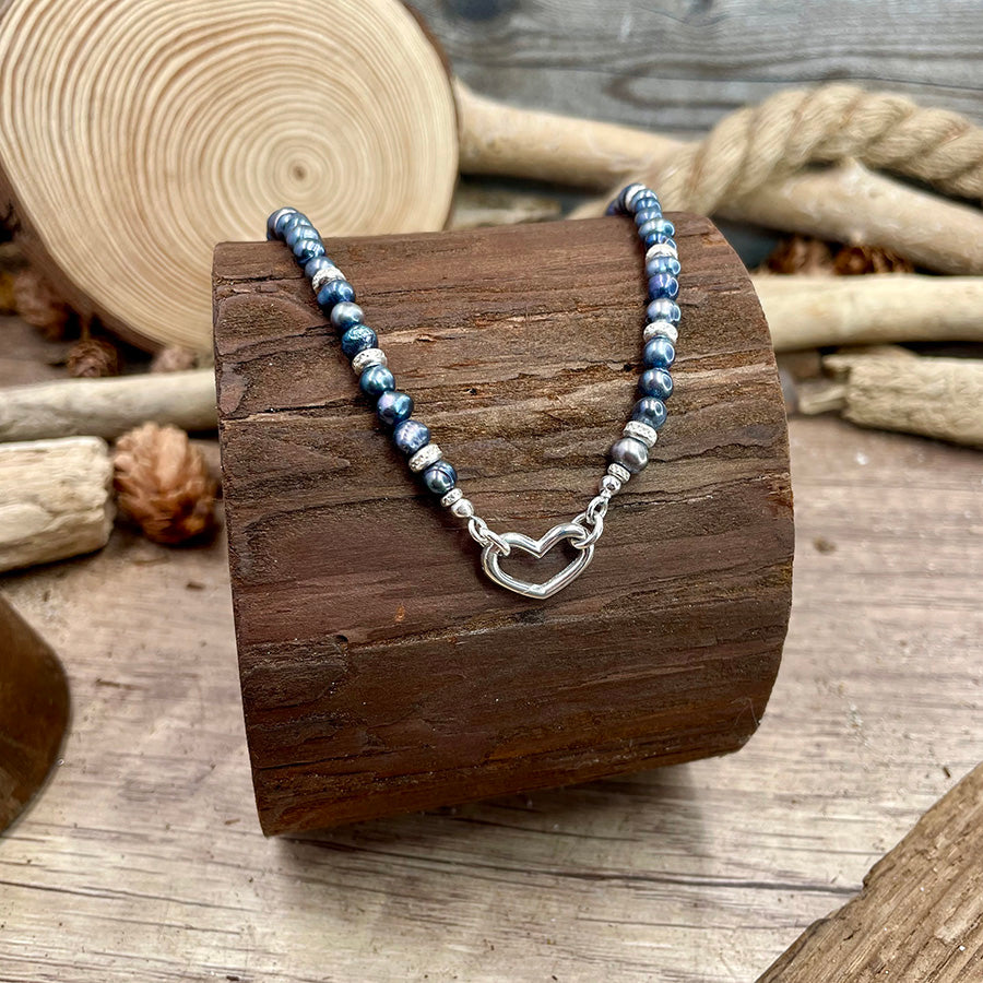Collier femme HEART OF SHADE – perles de culture noires irisées, fermoir bijou cœur et argent 925