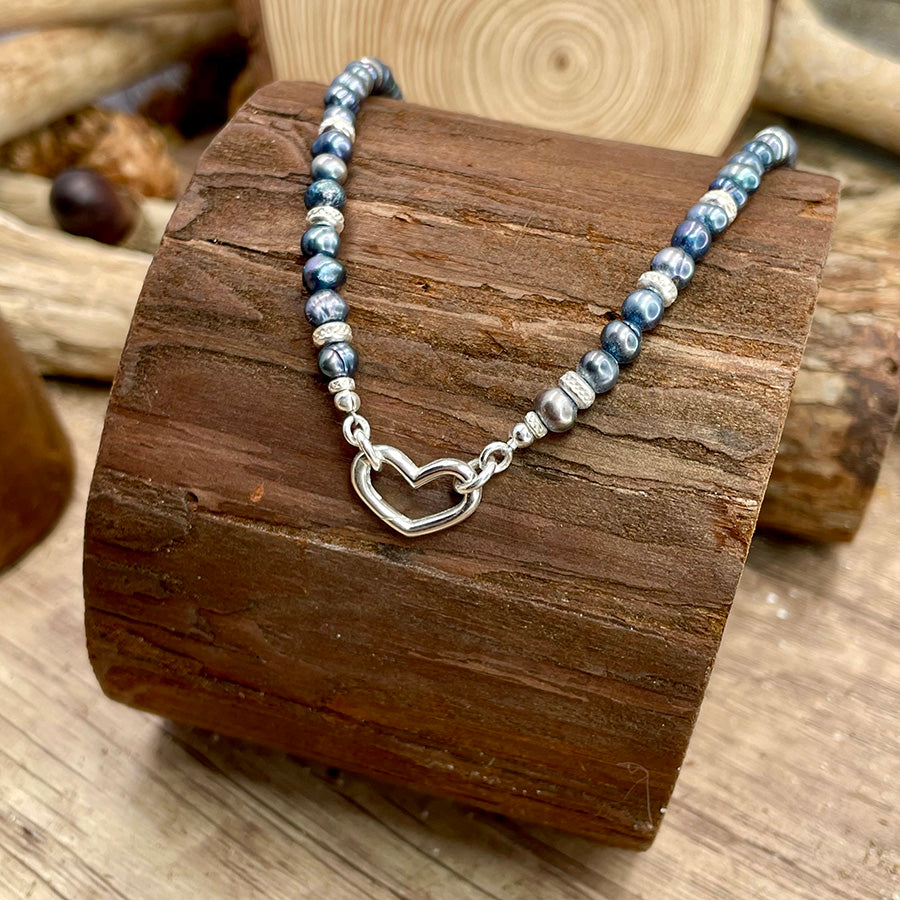 Collier femme HEART OF SHADE – perles de culture noires irisées, fermoir bijou cœur et argent 925