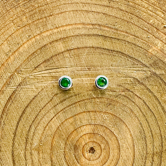 Clous d’oreilles femme LICK MY GREEN – zircons vert émeraude 3 mm, montés sur argent 925, serti clos