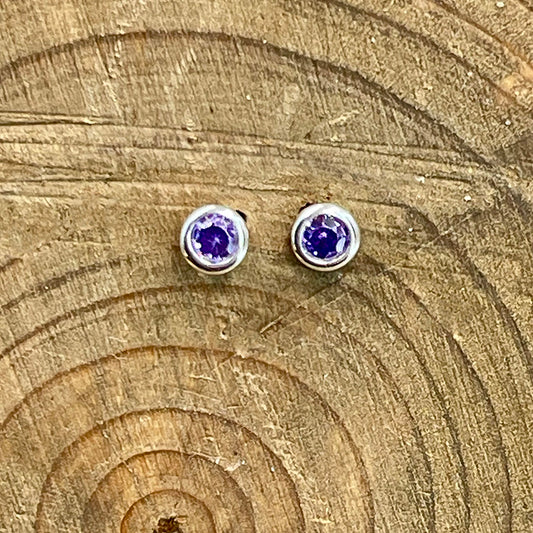 Clous d’oreilles femme PURPLE TEASE – zircons améthyste sertis clos, argent 925, diamètre 3 mm