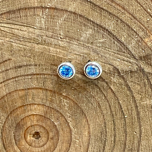 Clous d’oreilles femme ICYLICIOUS – zircons bleus façon topaze, sertis clos, argent 925, diamètre 3 mm