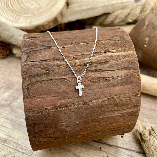 Collier femme BITE MY CROSS – croix pavée de zircons, chaîne maille boules facettées scintillantes en argent 925