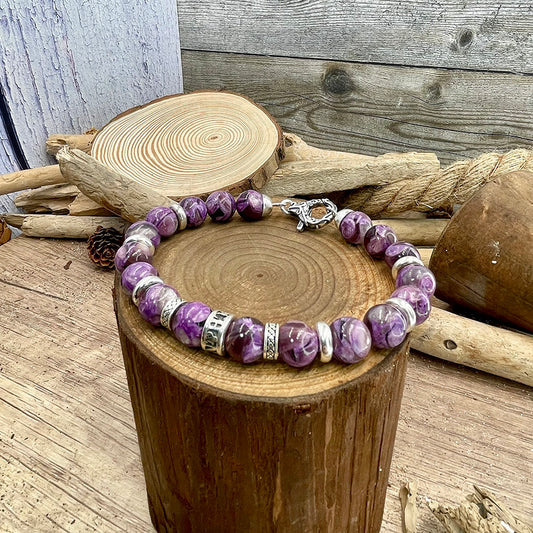 Bracelet homme LUXURY IS A DRUG – perles de lépidolite 10 mm, donut signature et fermoir mousqueton baroque argent 925