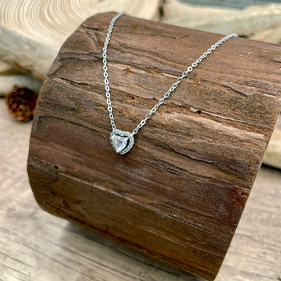 Collier femme HEARTBREAKER MODE ON – chaîne maille forçat fine et pendentif cœur pavé zircon argent 925