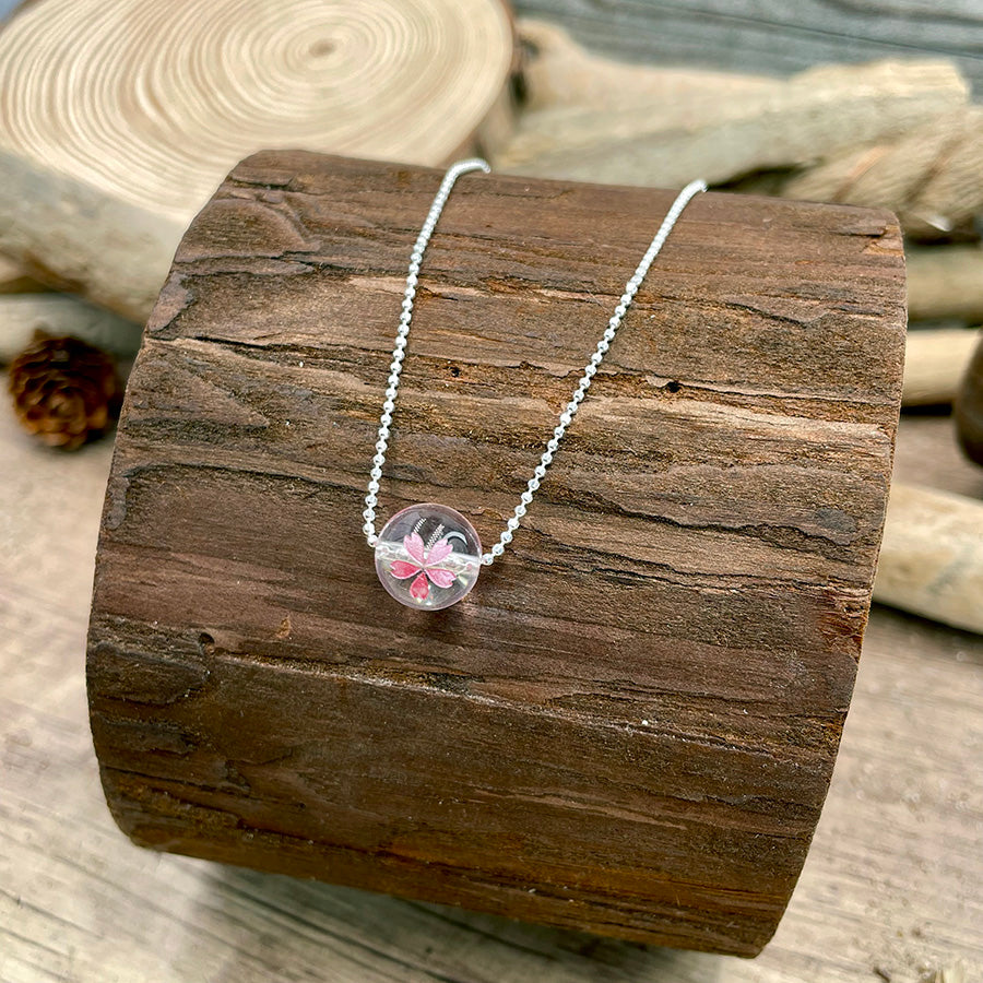 Collier femme CHERRY ON TOP, LOVELY – chaîne maille boules facettées et perle cristal de roche sakura gravée