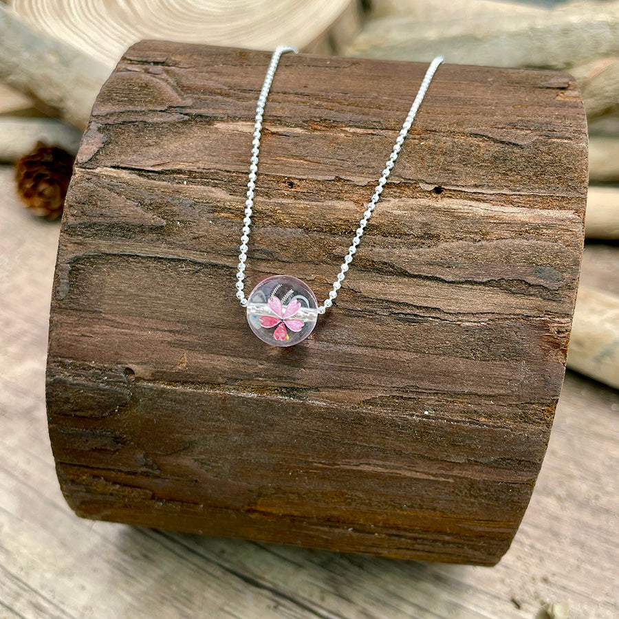 Collier femme CHERRY ON TOP, LOVELY – chaîne maille boules facettées et perle cristal de roche sakura gravée