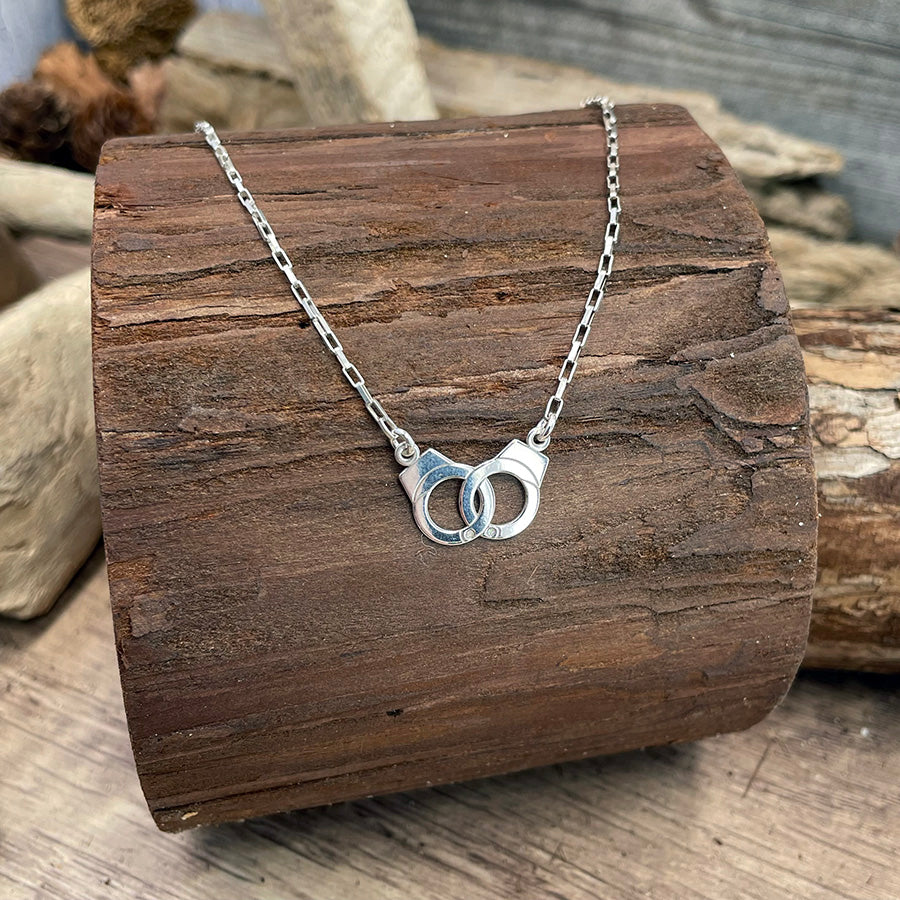Collier femme CHAINED DESIRE – chaîne forçat en argent 925 avec pendentif menottes entrelacées