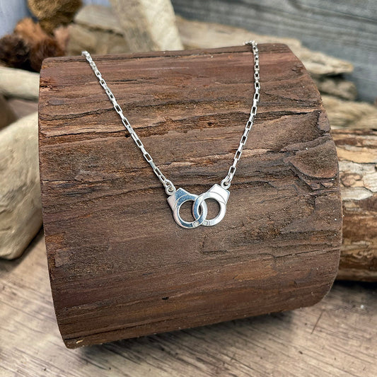 Collier femme CHAINED DESIRE – chaîne forçat en argent 925 avec pendentif menottes entrelacées