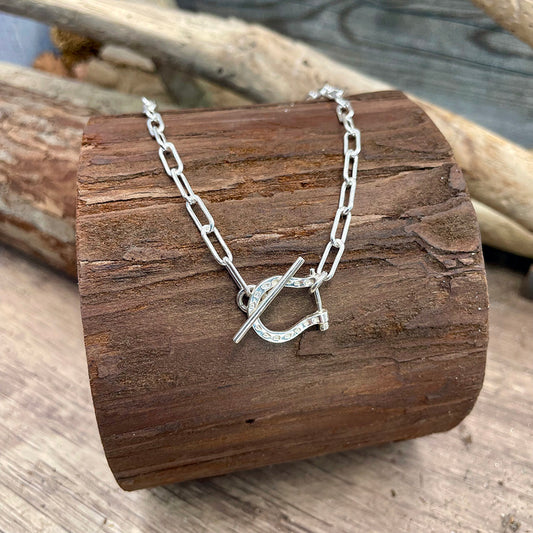 Collier femme LUCKED UP, BOO – chaîne rectangulaire en argent 925, fermoir bijou fer à cheval gravé façon réaliste, création exclusive.