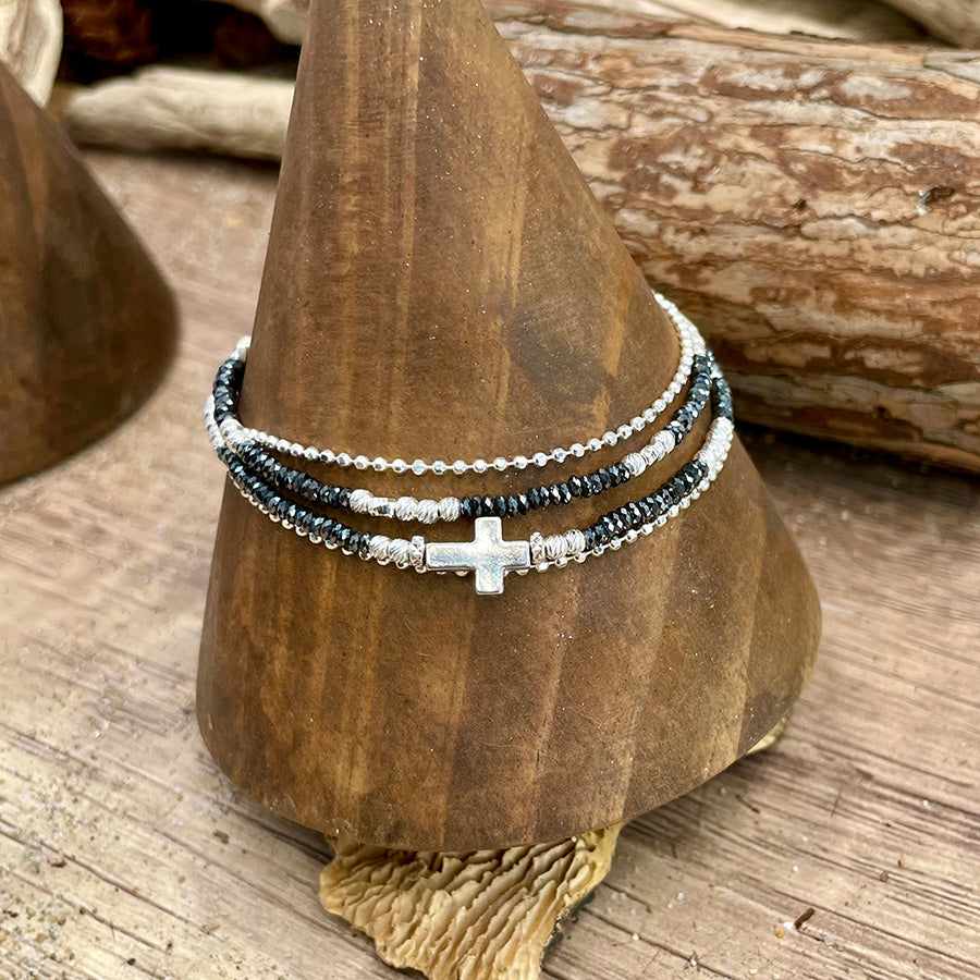 Bracelet femme MEET ME IN MY DARK SIDE, LOVER – multi-rangs en perles d’hématite facettées, argent 925 et croix coulissante