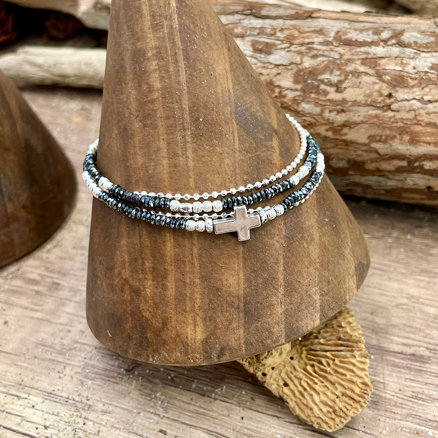 Bracelet femme MEET ME IN MY DARK SIDE, LOVER – multi-rangs en perles d’hématite facettées, argent 925 et croix coulissante