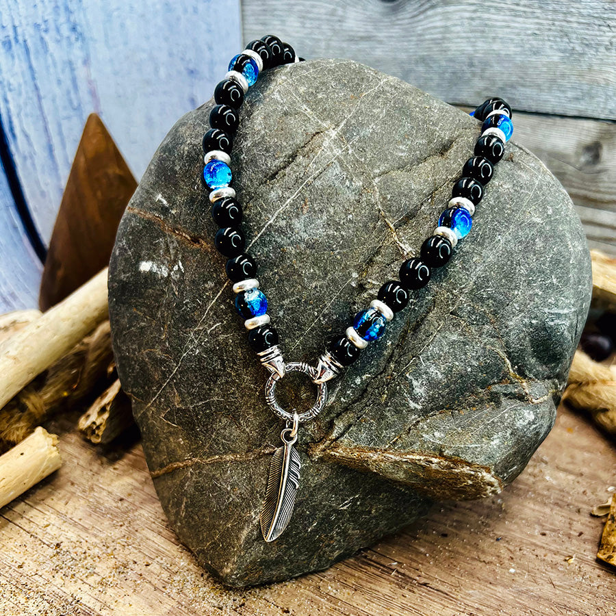 Collier homme FLY HIGH OR CRY – perles d’onyx 8 mm, pendentif plume et fermoir mousqueton rond baroque argent 925