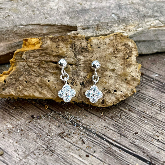 Boucles d’oreilles femme LUCK ME IF YOU DARE – clous en argent 925 et pendants trèfle quatre feuilles pavé de zircons