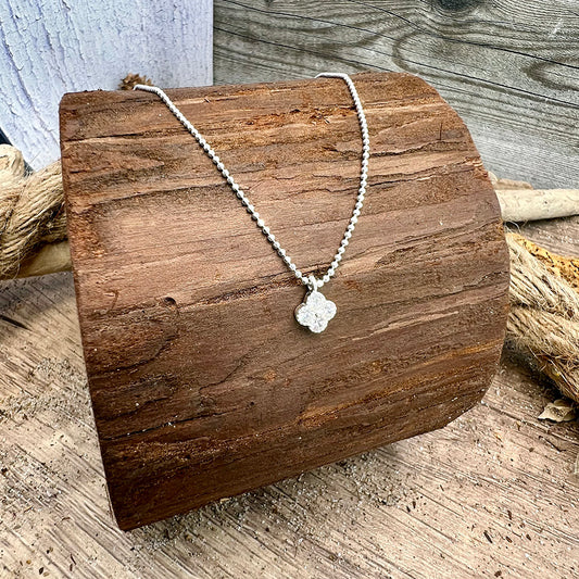 Collier femme LICK MY CLOVER – pendentif trèfle pavé de zircons & chaîne boules facettées scintillantes en argent 925
